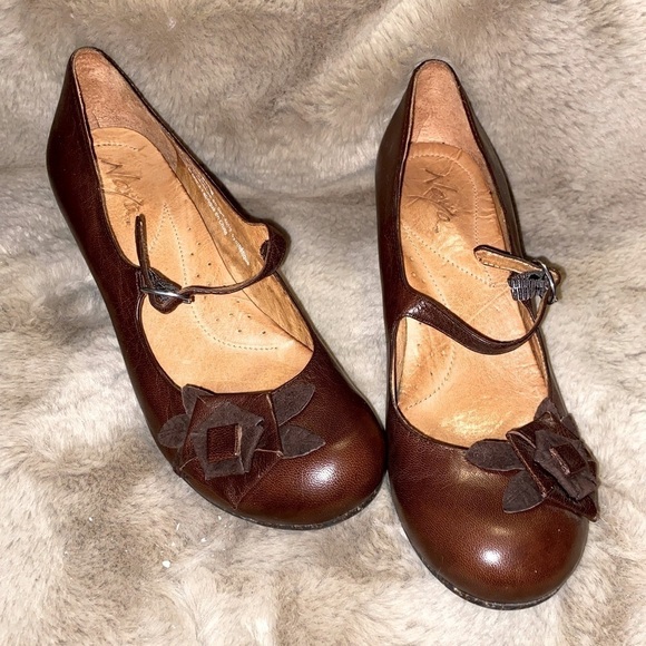 naya Cara Mary Jane Pump Dark Brown Leather Origami Flower Detail S 8.5 EUC - Picture 3 of 5